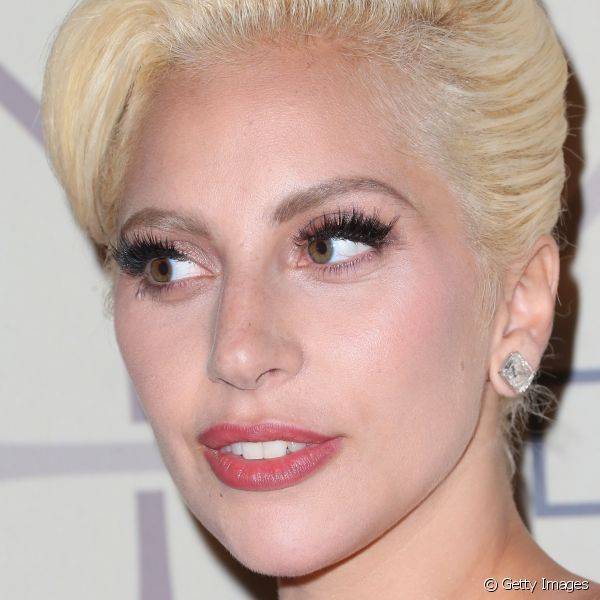 Lady Gaga preferiu um tom de rosa amarronzado nos l?bios e c?lios posti?os ultra dram?ticos para destacar os olhos